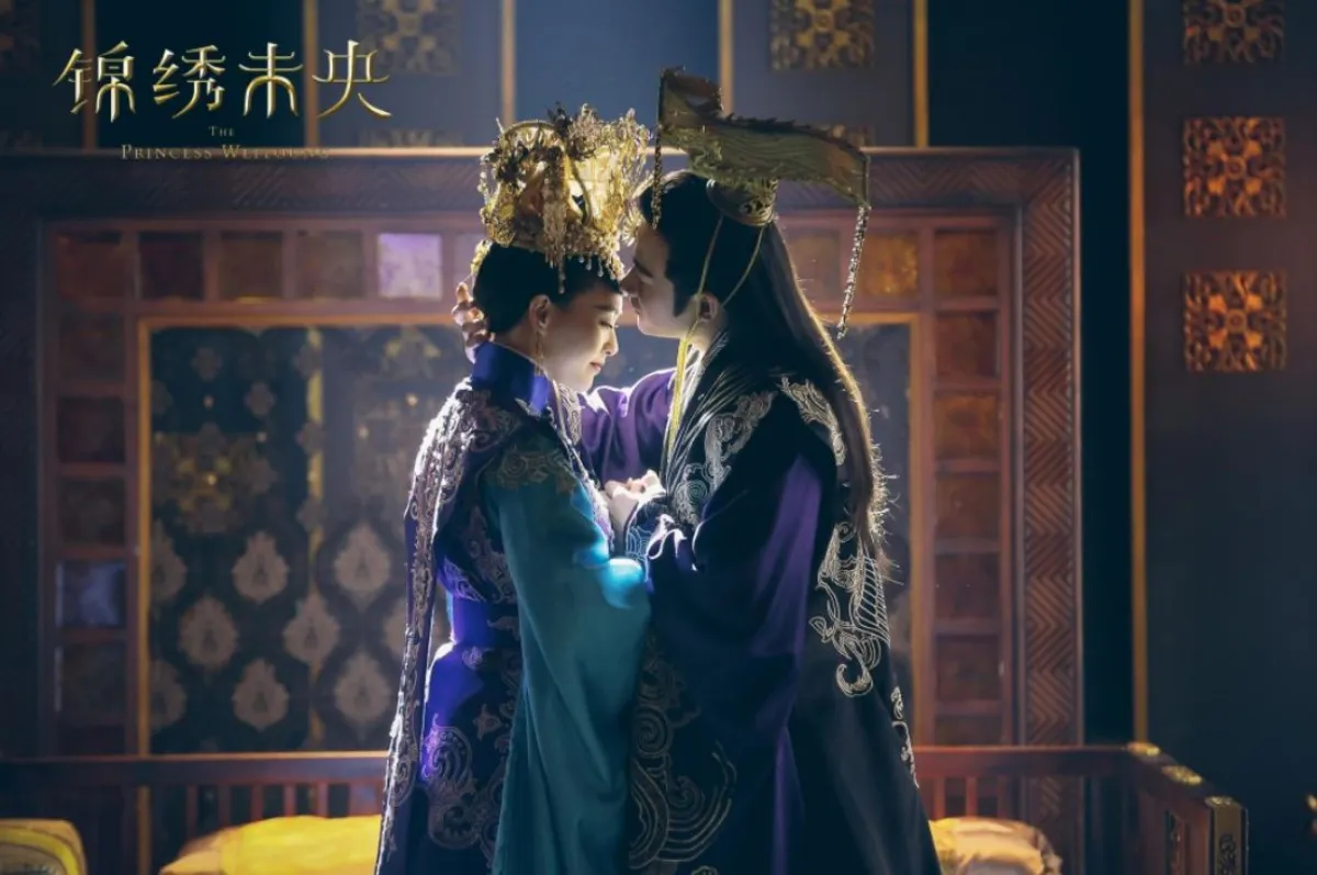 황제황후-의상입고-이마에-키스하는-주인공