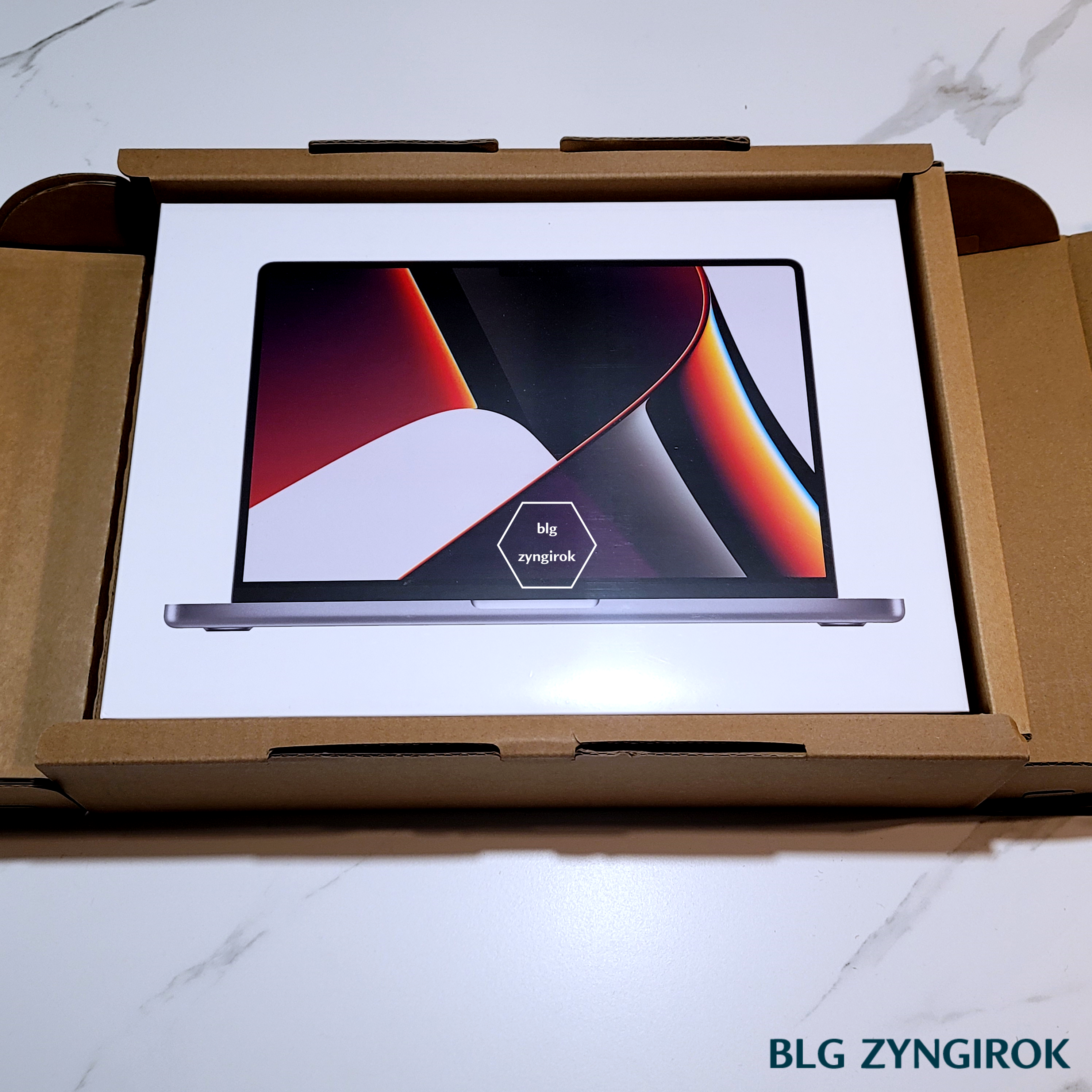 포장-상자-속에-있던-맥북-상자