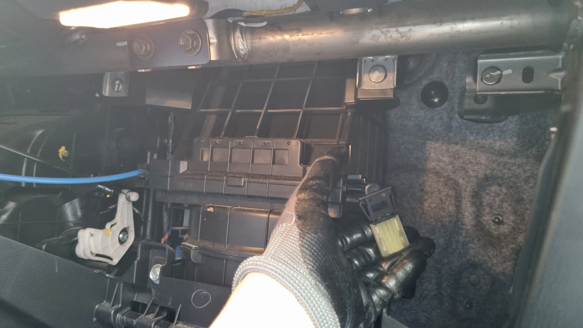 글로브박스 전등 켜진 모습