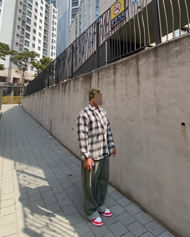 데일리룩('26. 3. 29.)슈프림x뉴에라 비니, 바운더리 오버핏 옴브레 체크셔츠, 무신사스탠다드 티셔츠, 그리너리크리드 와이드 데님팬츠, 나이키 덩크 로우 레트로 유니버시티레드