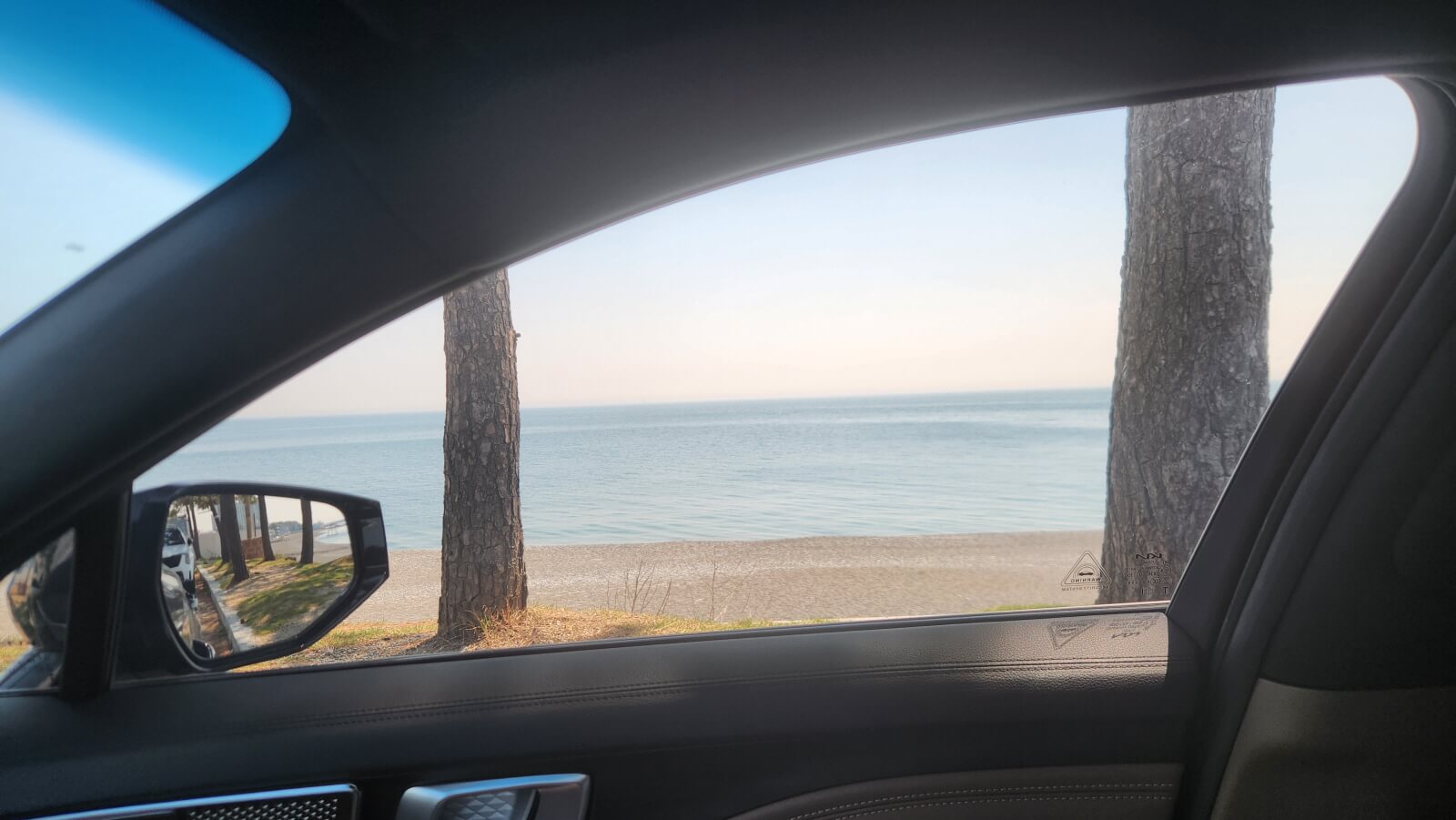 차 안에서 포장한 왕만두를 먹기 위해 젓가락과 함께 놓여 있는 모습, 만두 다섯 개가 스티로폼 용기에 담김