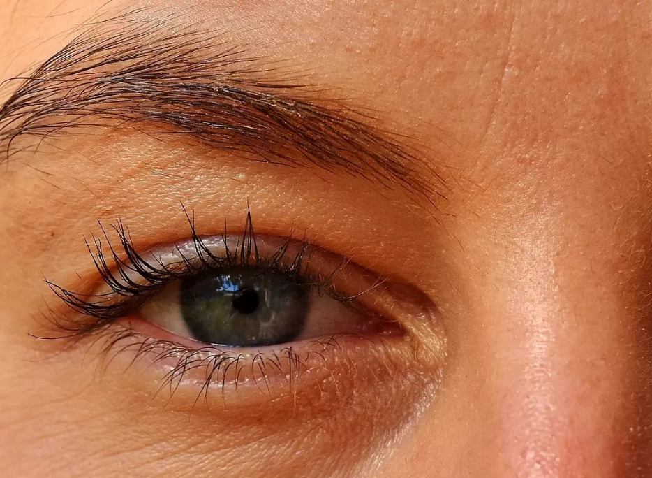 눈 비립종의 원인으로 피부각질, 피지선문제, 장시간 자외선노출, 피부손상, 호르몬변화 등이 있습니다.