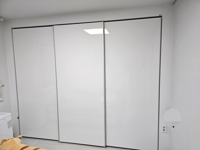 화이트색상-붙박이장-슬라이딩도어