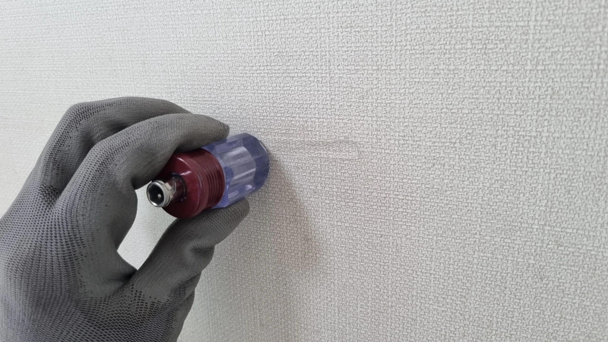 찢어진 벽지 붙인 모습