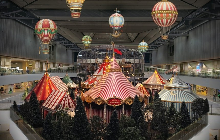 더현대 서울은 오는 11~12월 열기구 모형 에어벌룬과 대형 서커스 텐트들로 연출한 크리스마스 테마 '움직이는 대극장'을 선보인다.