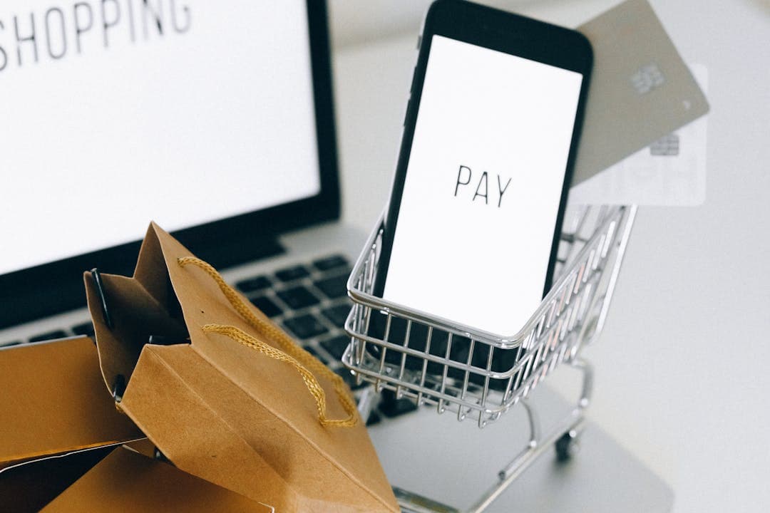 온라인 쇼핑 결제를 상징하는 스마트폰과 장바구니