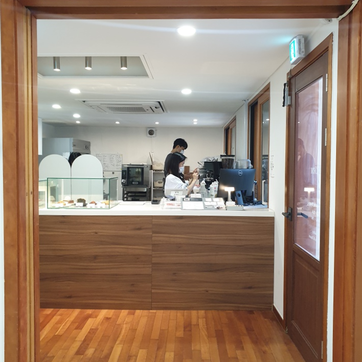 은곡마을-세곡동에-있는-한옥-갤러리카페-에이치오름의-주문하는-곳에-두명의-직원분께서-음료를-만들고-계신다