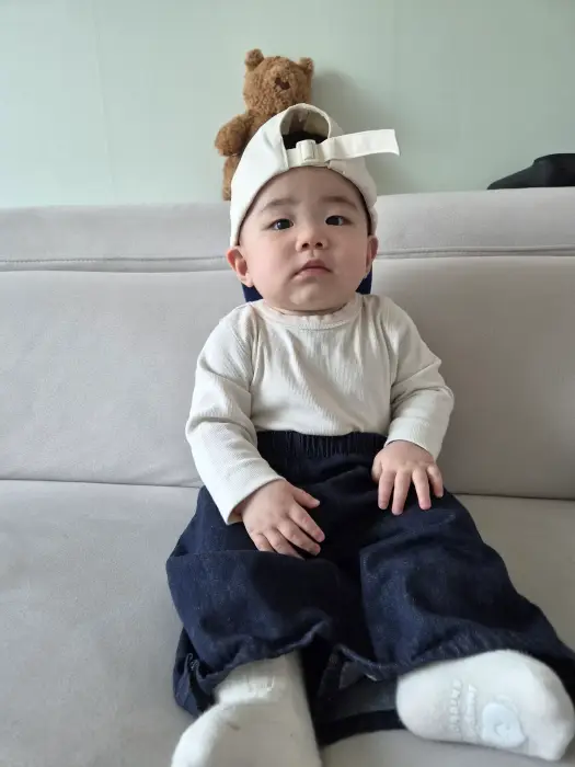 뽕뽑고 있는 기본티셔츠,청바지,모자