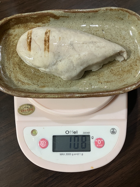 포장을 제거한 수지스 그릴드 닭가슴살을 접시에 담아 계량한 장면 &ndash; 실측 중량 100g