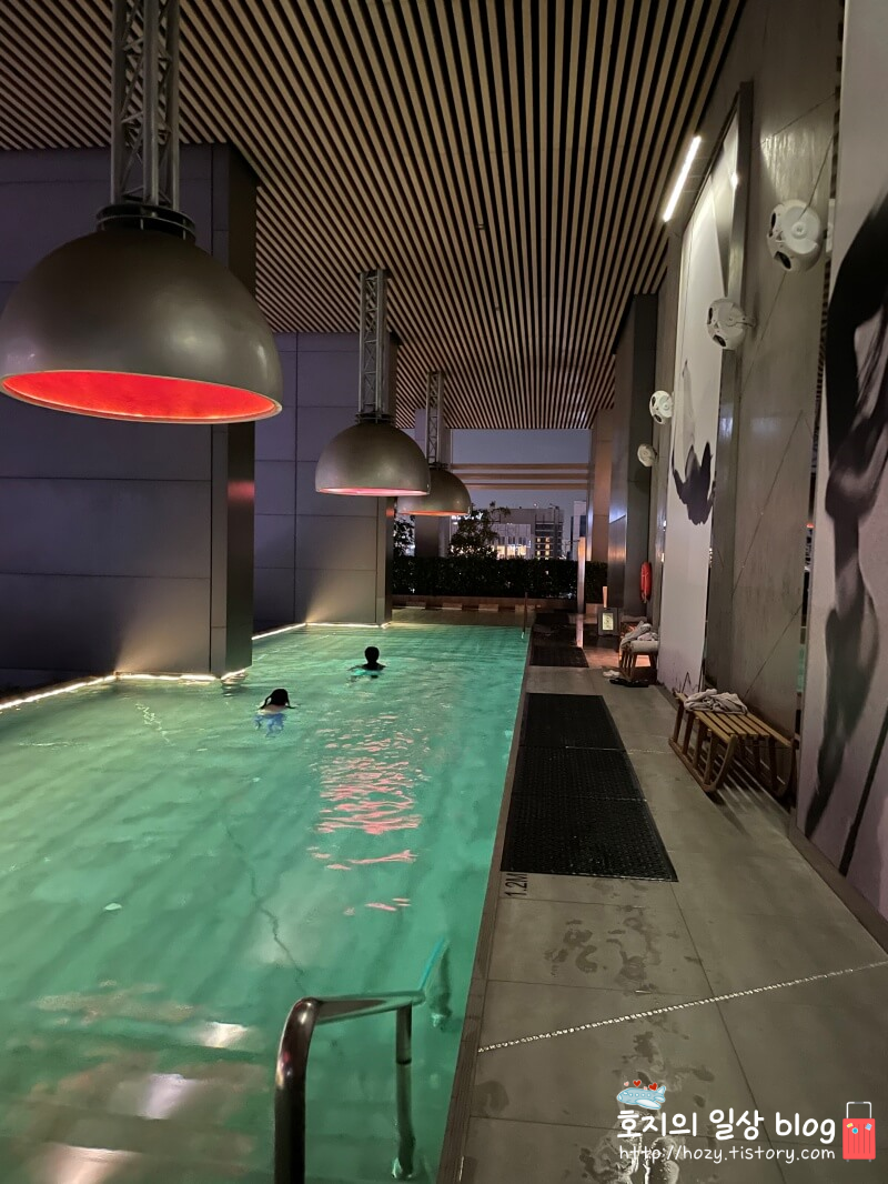 JW메리어트 싱가포르 18층 수영장