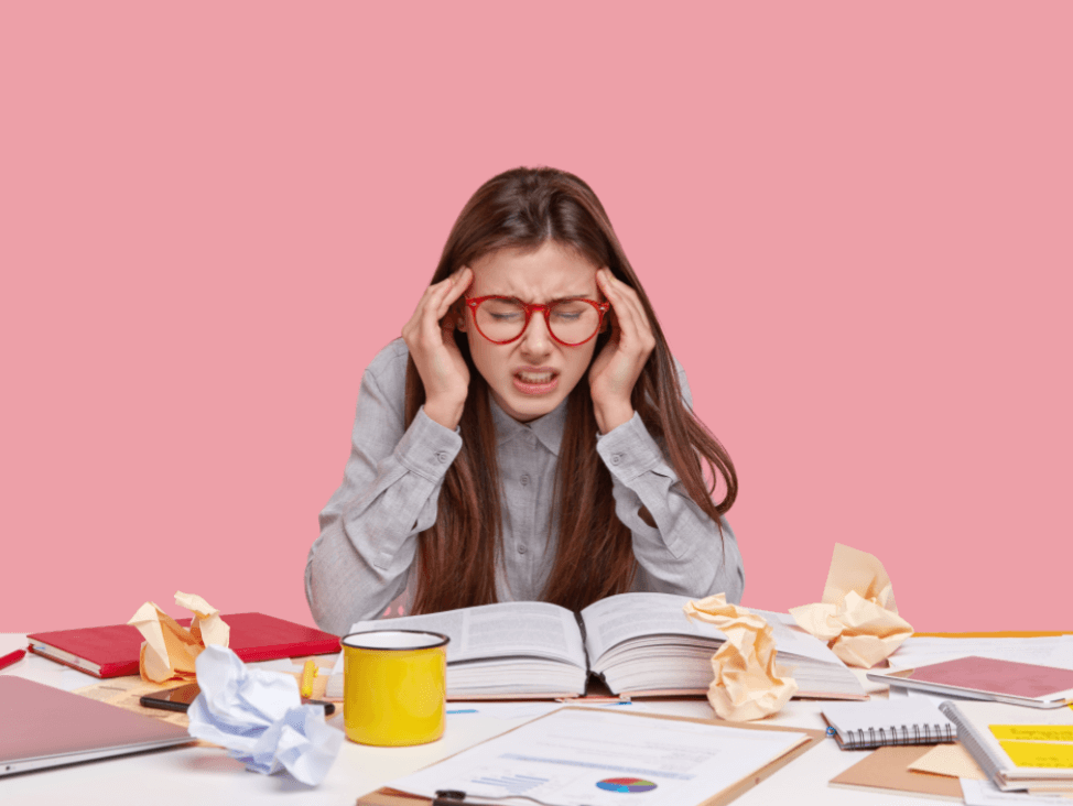 책상에서 머리를 짚고 스트레스를 호소하는 여학생 &rarr; &ldquo;학업 스트레스로 고민하는 청소년&amp;#44; 시험과 공부에 지친 표정&rdquo;