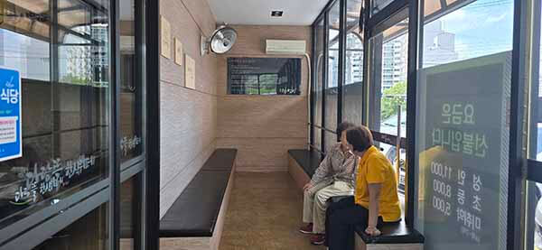 다담뜰 한식뷔페 대기실 공간