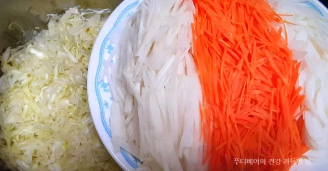 절인-양배추에-채-썬-당근-무-양파-섞기