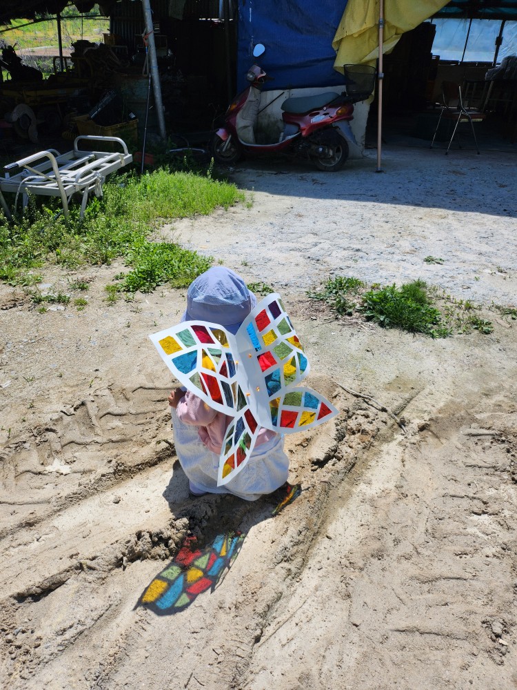 나비 날개를 멘 아이