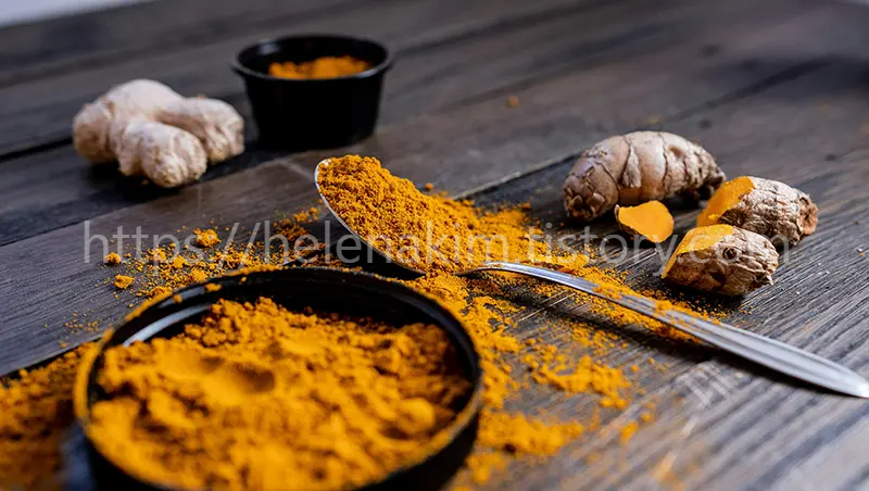 숟가락에 담긴 황금 빛 기적 "강황"이미지