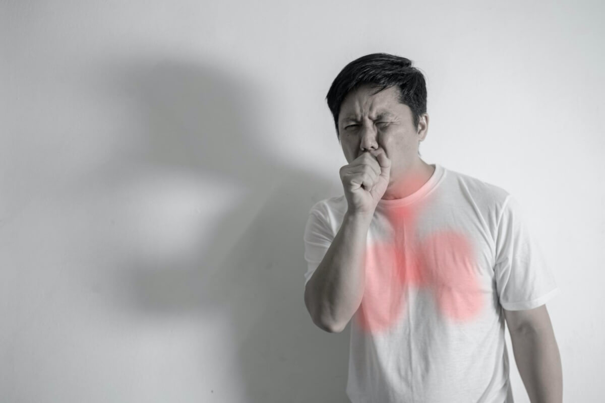 폐섬유증에-걸려-기침하는-남성
