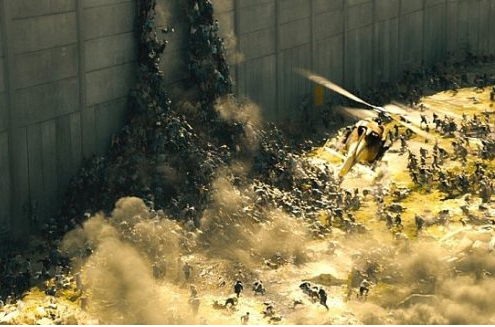 영화 속 좀비떼가 엄청 높은 옹벽을 넘어가는 모습