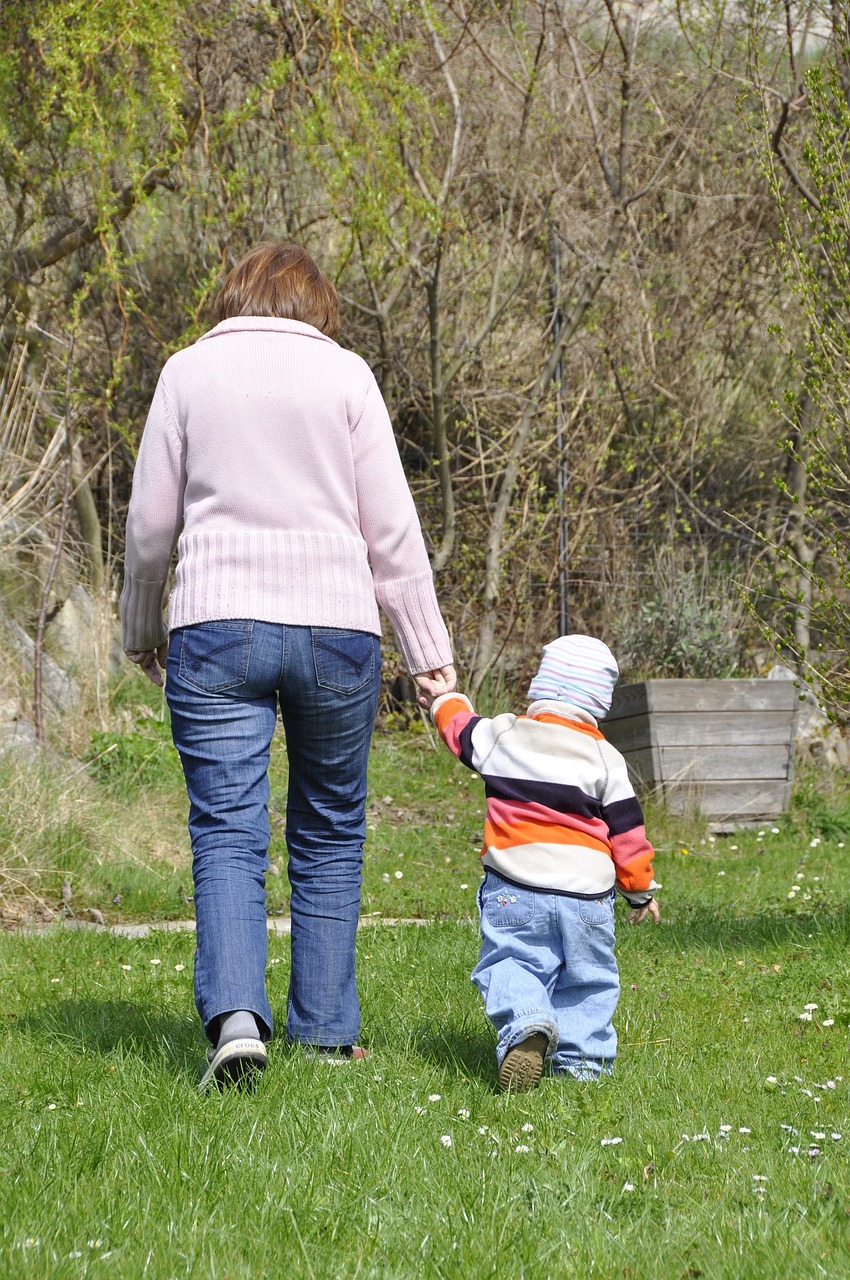 할머니와 손주가 손잡고 걷는 장면 관련 사진