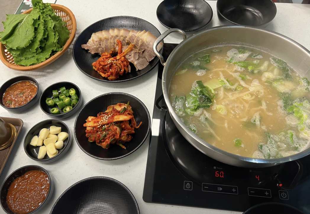 경기 부천(부천시청역) 한우 사골칼국수+국내산 보쌈 무한리필 맛집 | 2TV 생생정보 방송 나온 국보1호점
