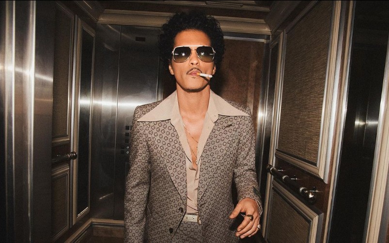 브루노마스-담배-물고있는-사진