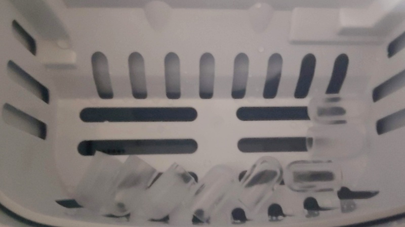 처음엔 얇고 작은 얼음이 얼려짐