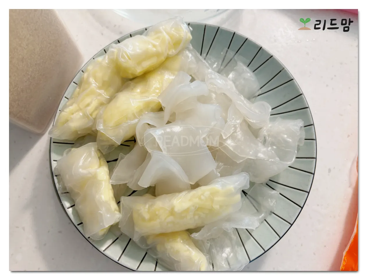 흔한남매-라이스페이퍼-떡볶이-치즈떡-얇은떡-접시-가득
