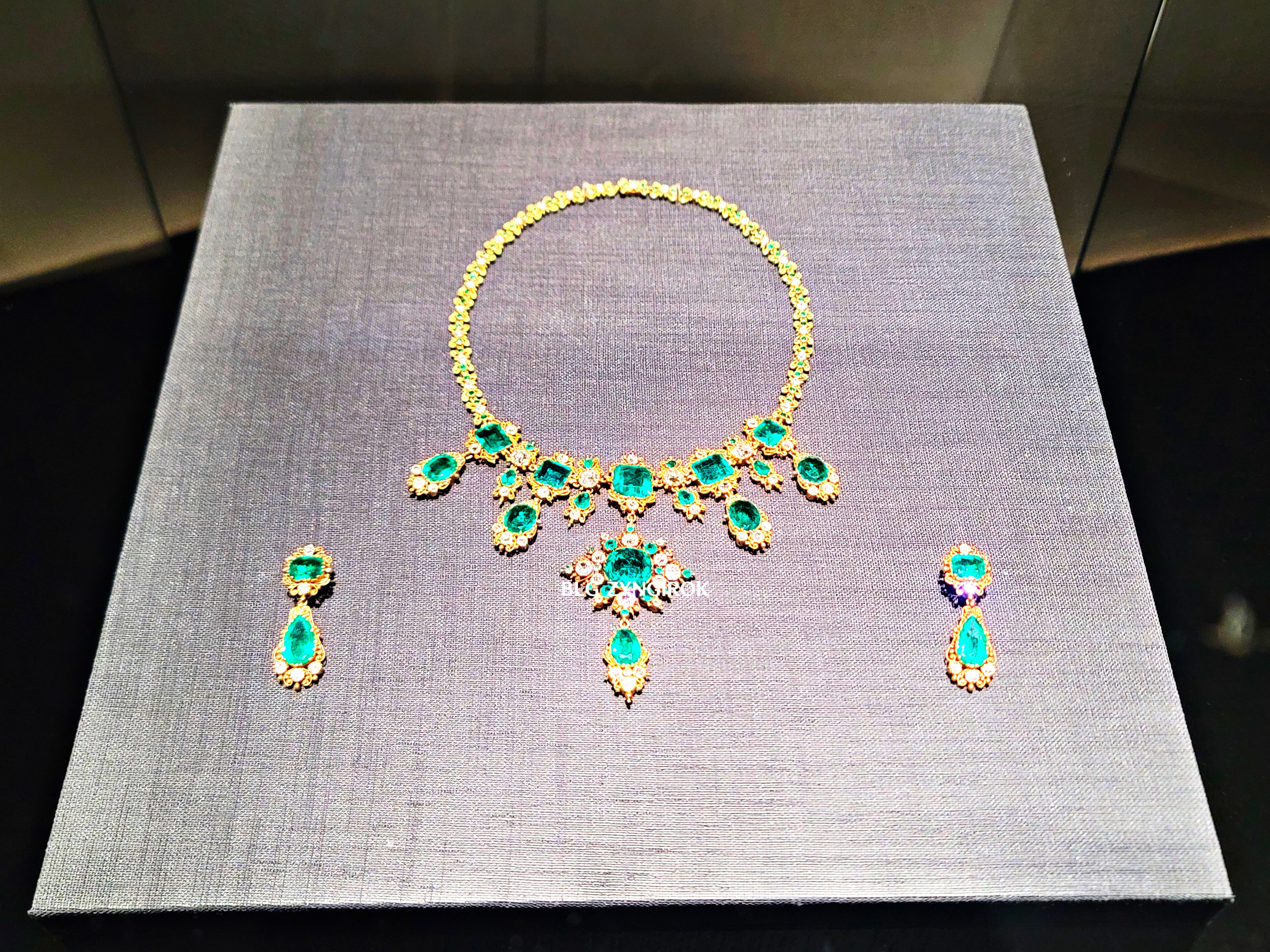 롯데타워 - 롯데뮤지엄 고혹의 보석 매혹의 시간 - 17에서 18세기 전시품 모습이다.