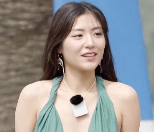 김나연이라는 여성 참가자가 이야기 하고있는 사진입니다.