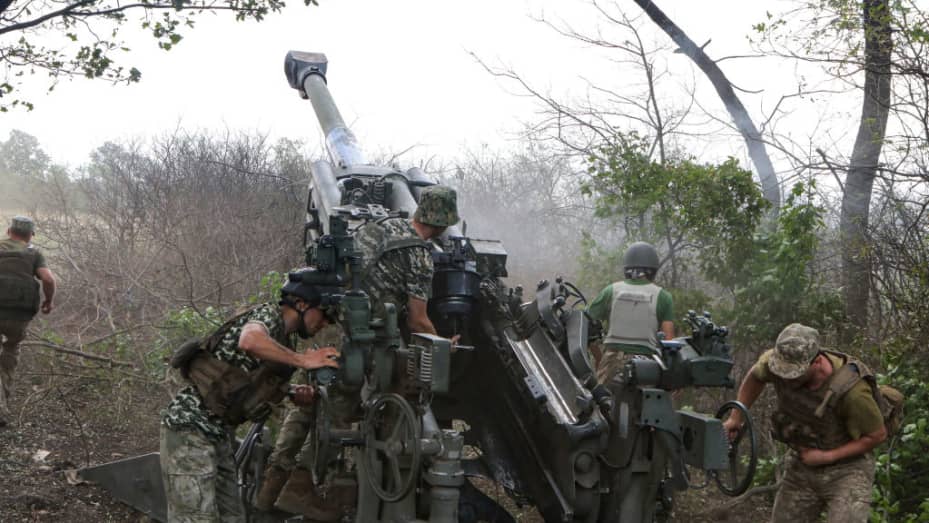 우크라이나 군인들이 우크라이나 북 동부 하르키유 지역에 있는 M777 곡사포를 발사하고 있다