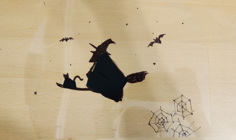OHP필름에 마녀와 고양이가 빗자루를 타고다니고 박쥐가 여기저기 날아다니는 그림을 그려줌