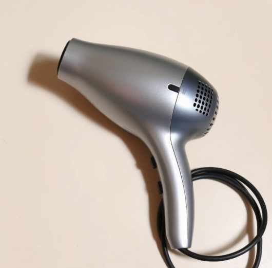 폐가전 수거 신청한 은색 헤어드라이어