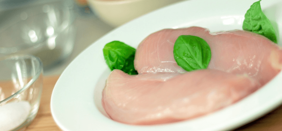 접시에 담겨 있는 닭 가슴살