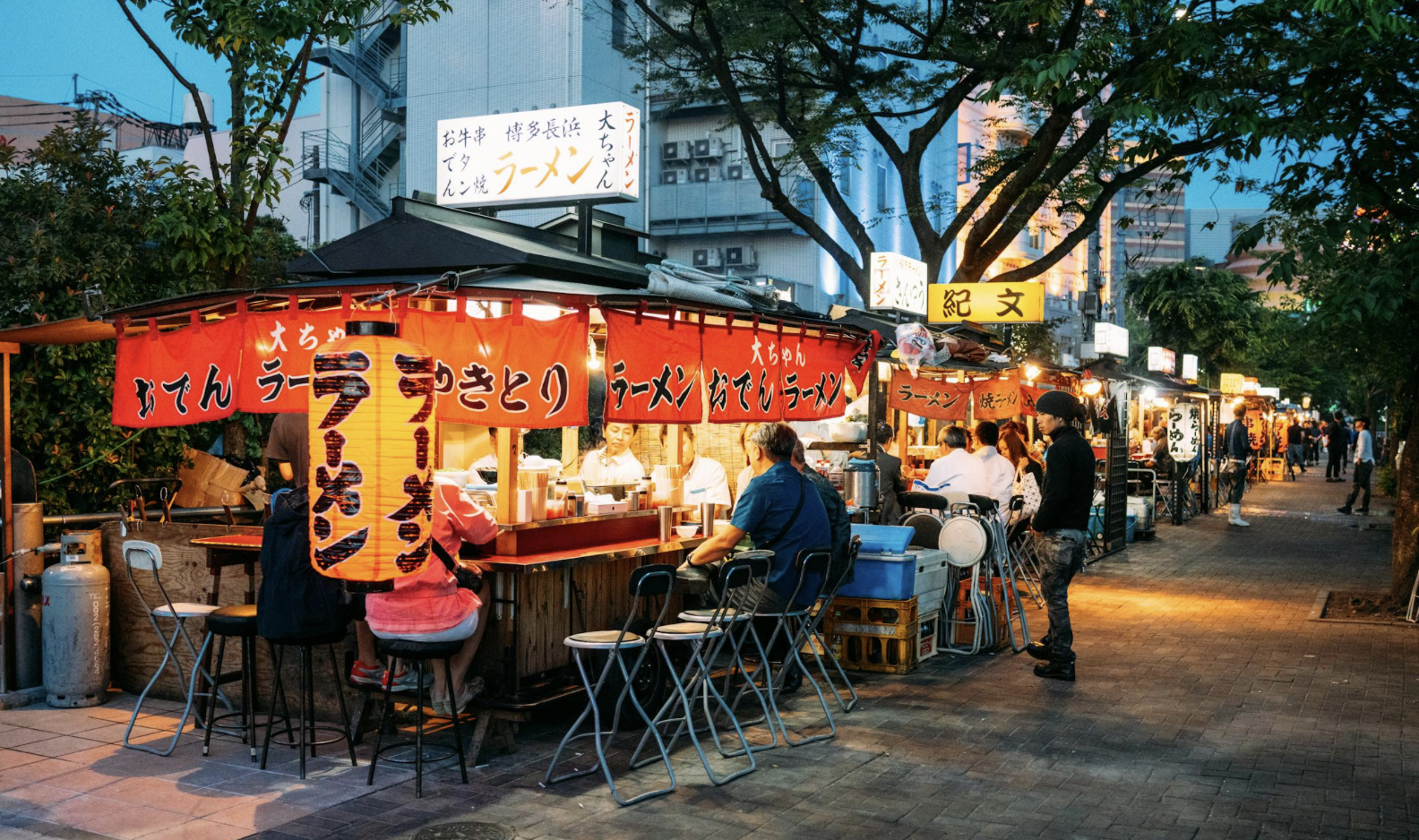 일본 길가에 있는 노상주점 모습