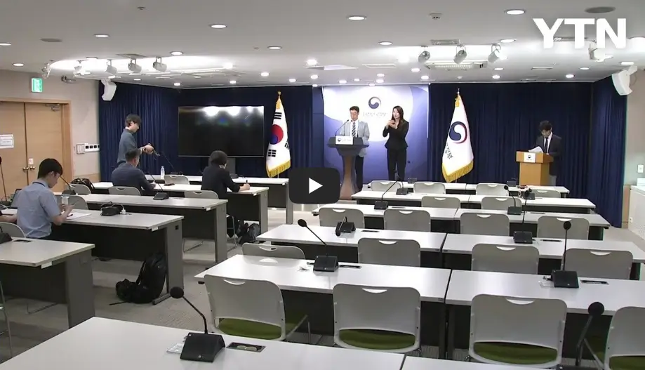 코로나 증가 소식과 신규 백신 접종 영상