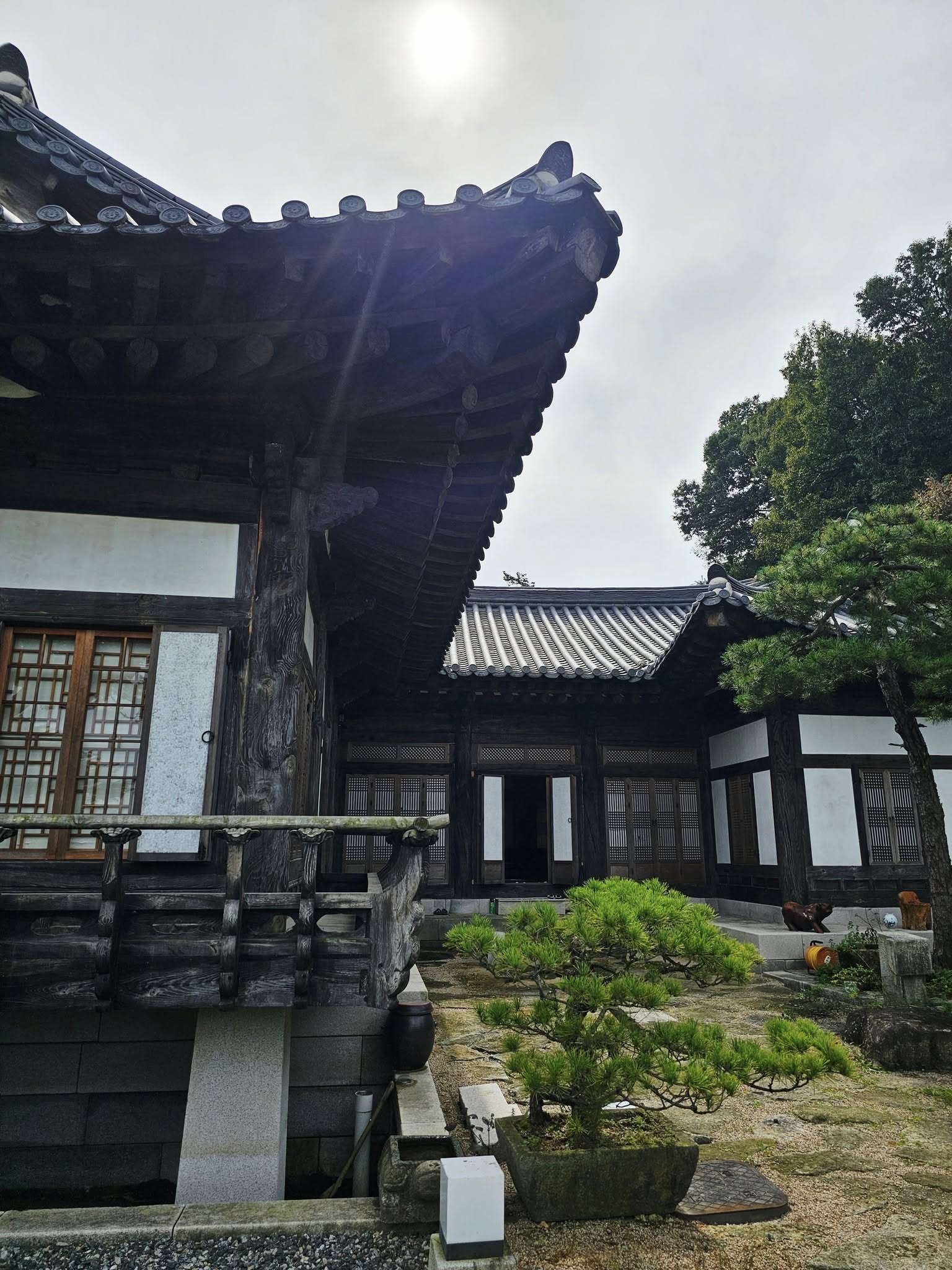 히어로: 가을 하늘과 도시 전경(사용자 교체)
