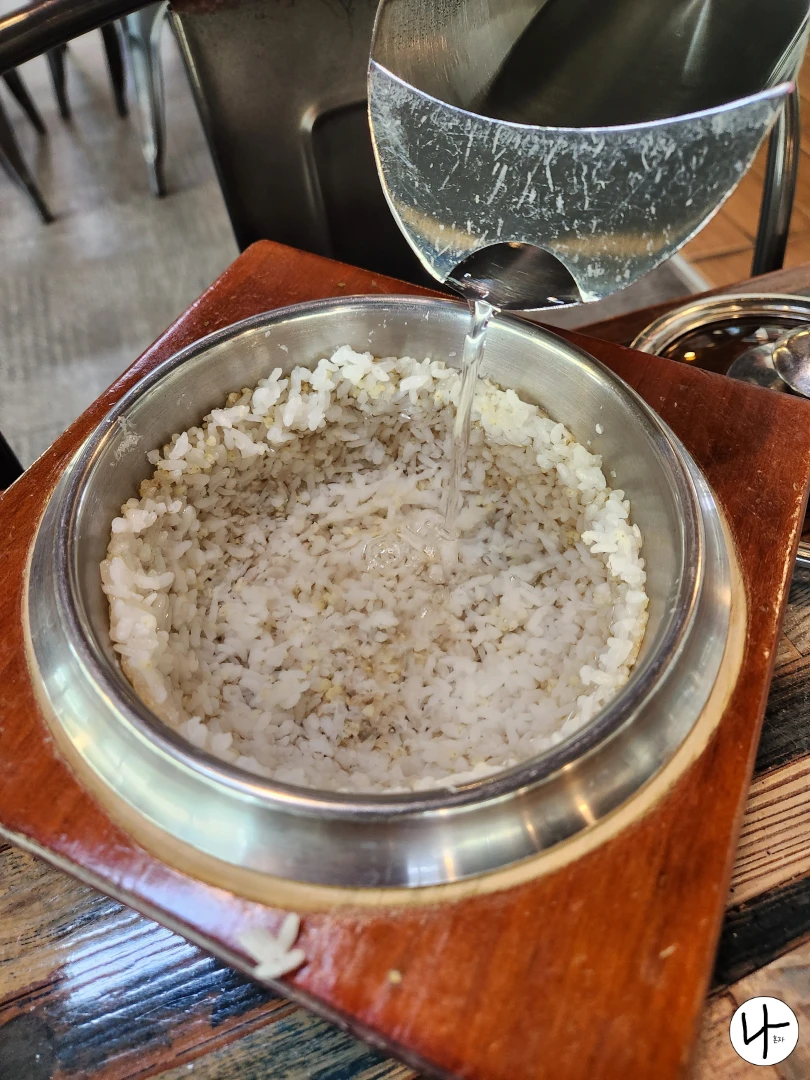 누릉지가-되고-있는-솥밥