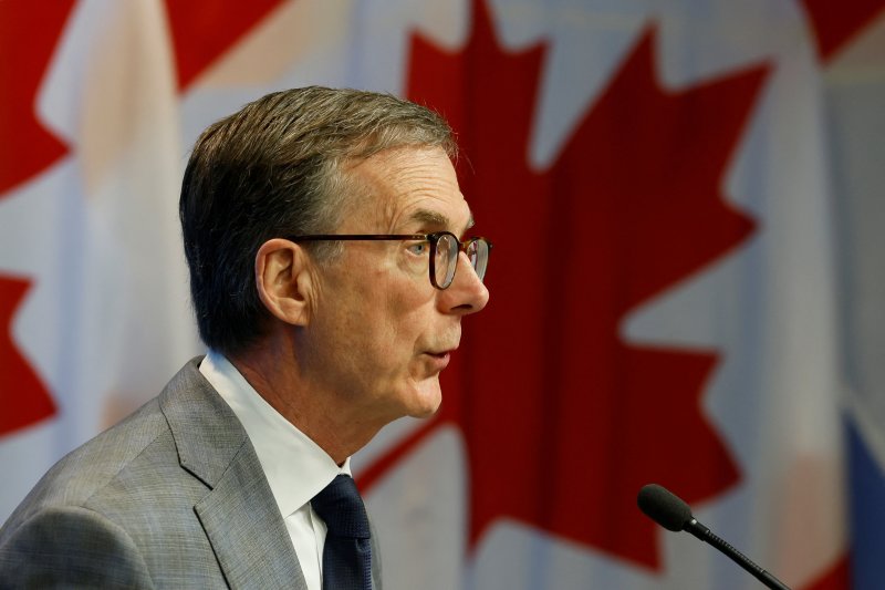 티프 매클럼 캐나다은행(BOC) 총재가 4년 만에 첫 번째 금리 인하를 단행한 5일(현지시간) 오타와 BOC 청사에서 기자회견을 하고 있다. 유럽중앙은행(ECB)은 6일, 영국은행(BOE)은 오는 20일 각각 금리 인하에 나설 전망이다.