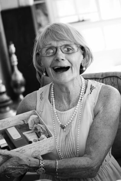 할머니가 웃고 있는 모습