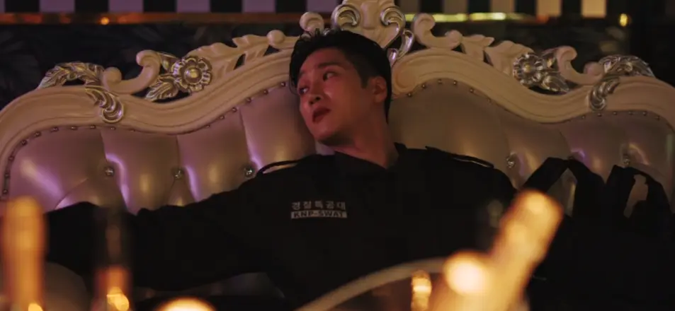 재벌X형사-
화려한 반짝이는 소파에 검은색 옷을 입고 기대어서 옆을 보는 진이수