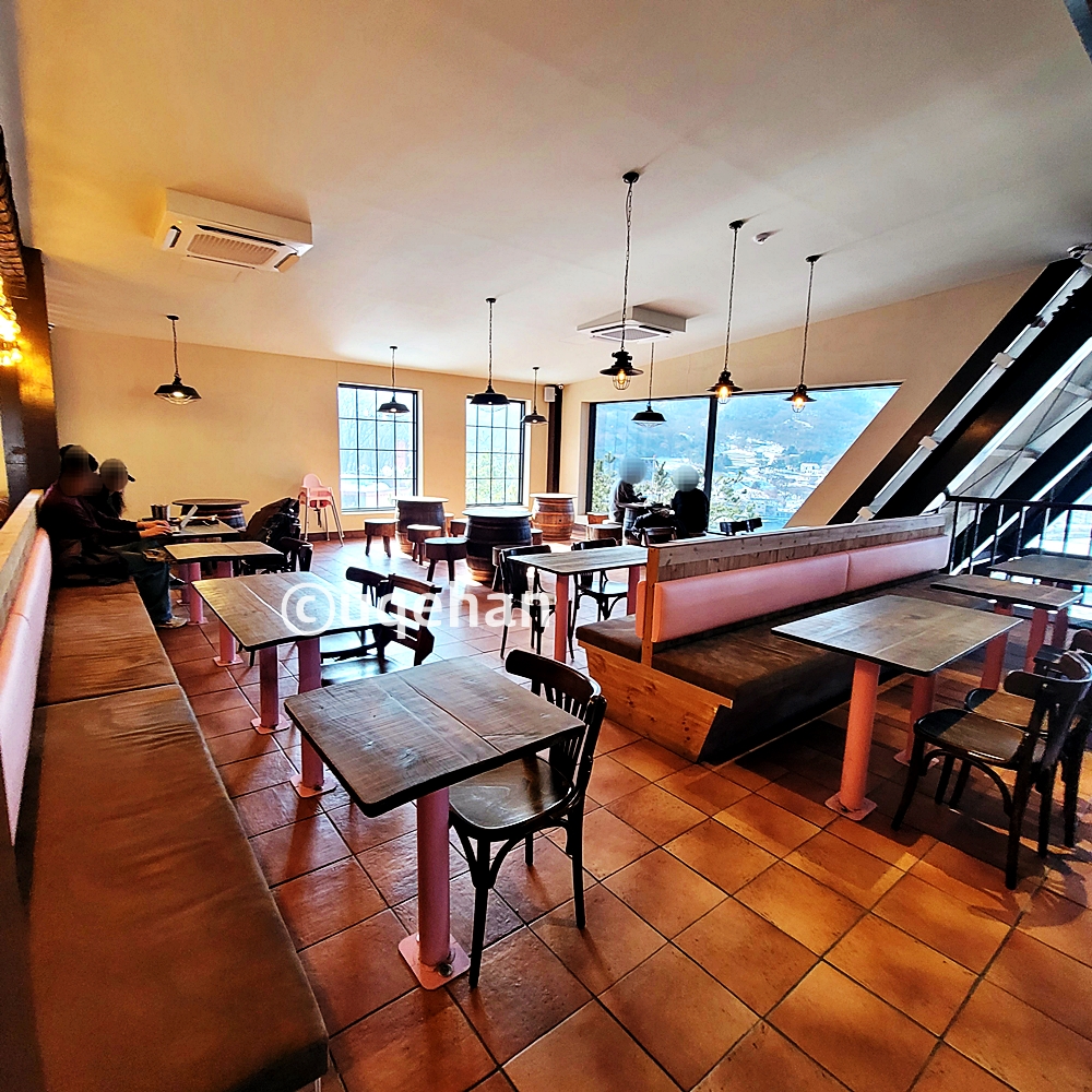 카페 럿지에 작은 테이블과 의자가 배치되어 있다.