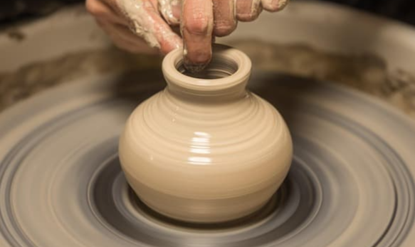 손으로 빚어지는 도자기, 물레 위에 놓인 흙