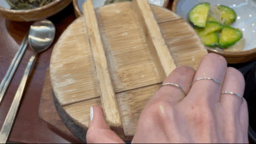 거궁 한정식 광교점 - 돌솥밥 뚜껑여는 영상