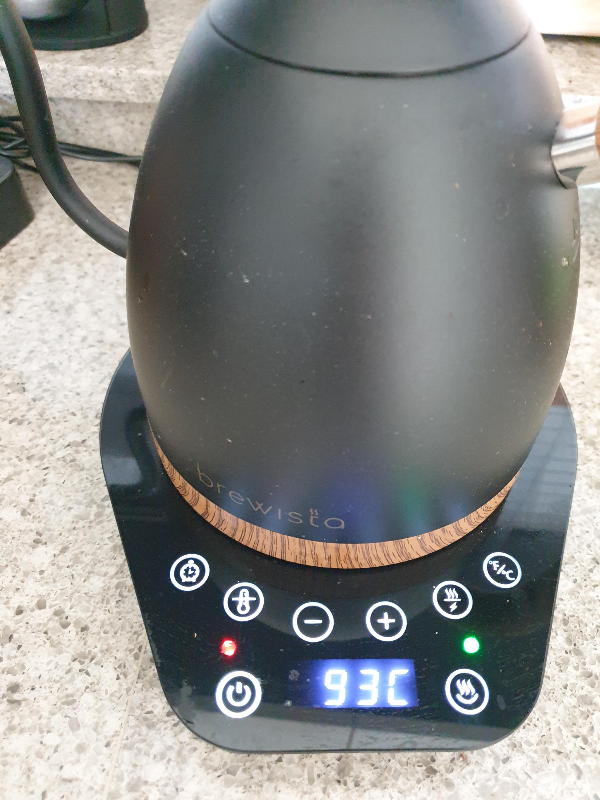 93℃를 가리키고 있는 브뤼스타 드리포트의 온도 표시창