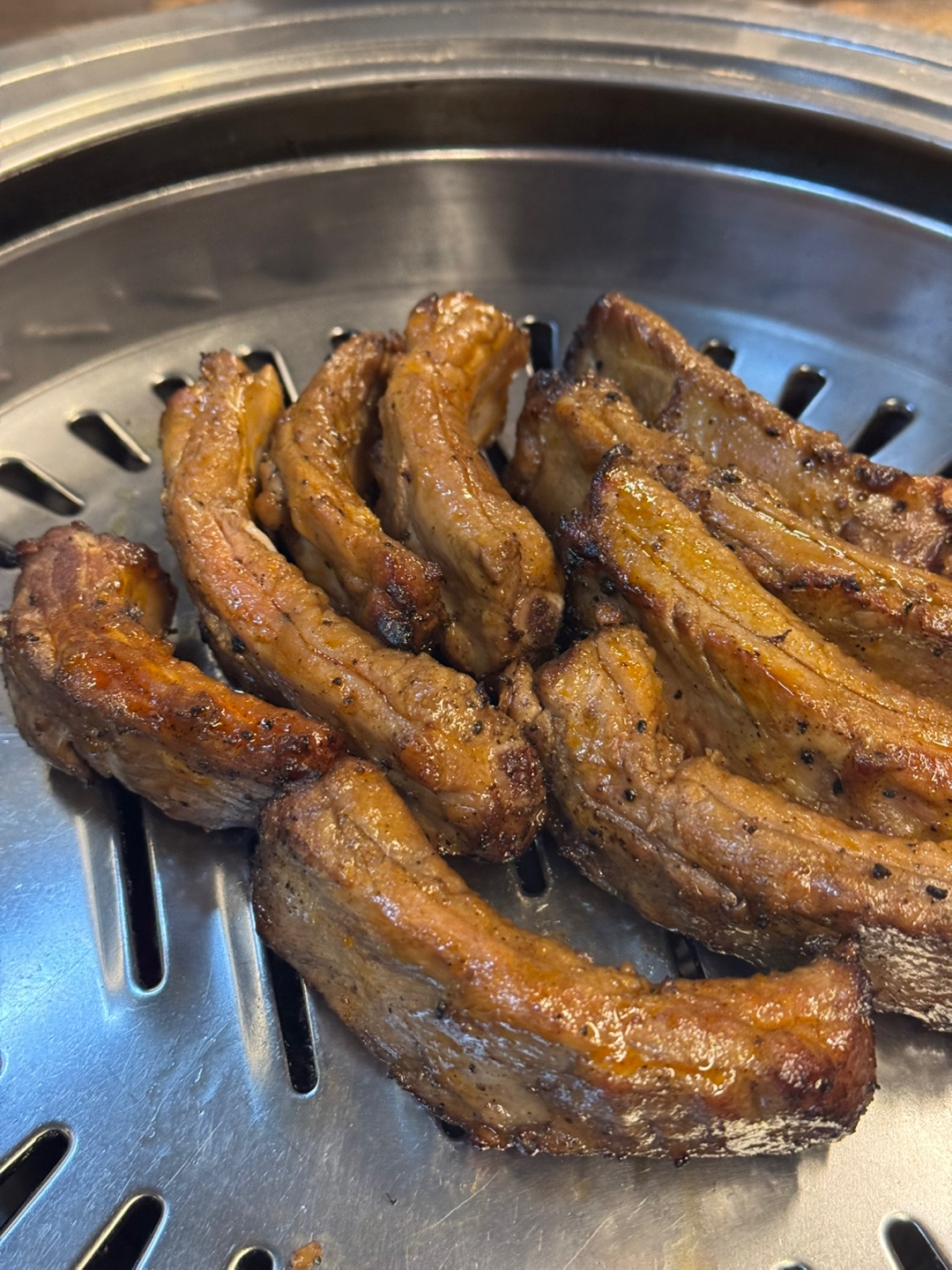 ‘신가네 왕코 등갈비’ – 초벌 + 숯불, 입안에서 폭발하는 직화의 맛!