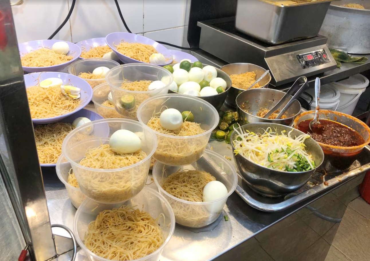 미시암(Mee Siam)을 파는 가게 모습. 이렇게 면이 준비된 그릇에 국물과 토핑을 부어 준다