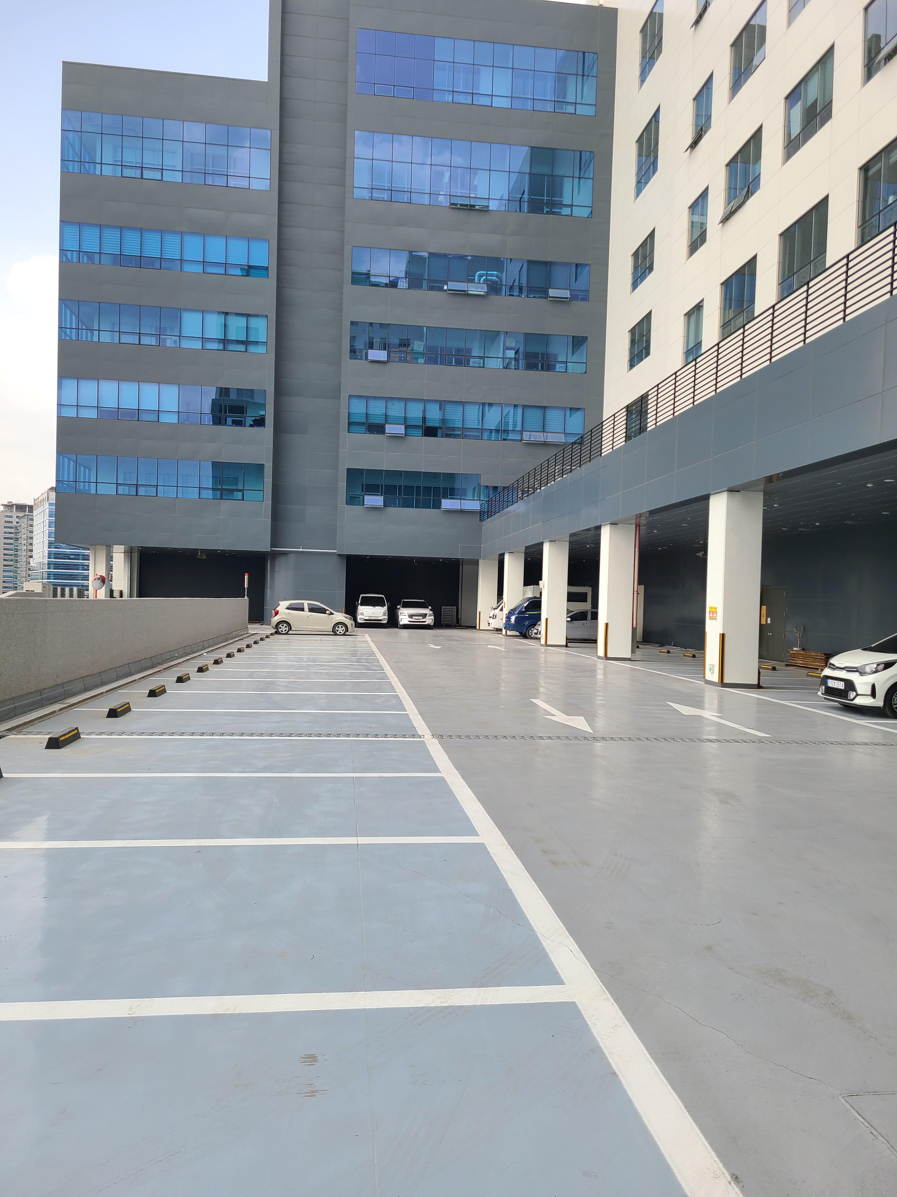 성남 센터엠 드라이브인, 섹션오피스, 지상주차장1