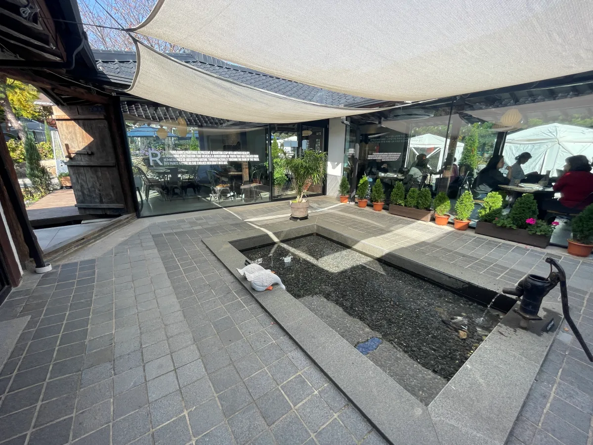 카페피아나-한옥건물-가운데-작은못