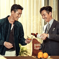 발렌타인-21년산을-마시는-남자-2명