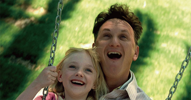 주인공 샘 과 딸 루시가 행복한 웃음을 지으며 그네를 타는 모습