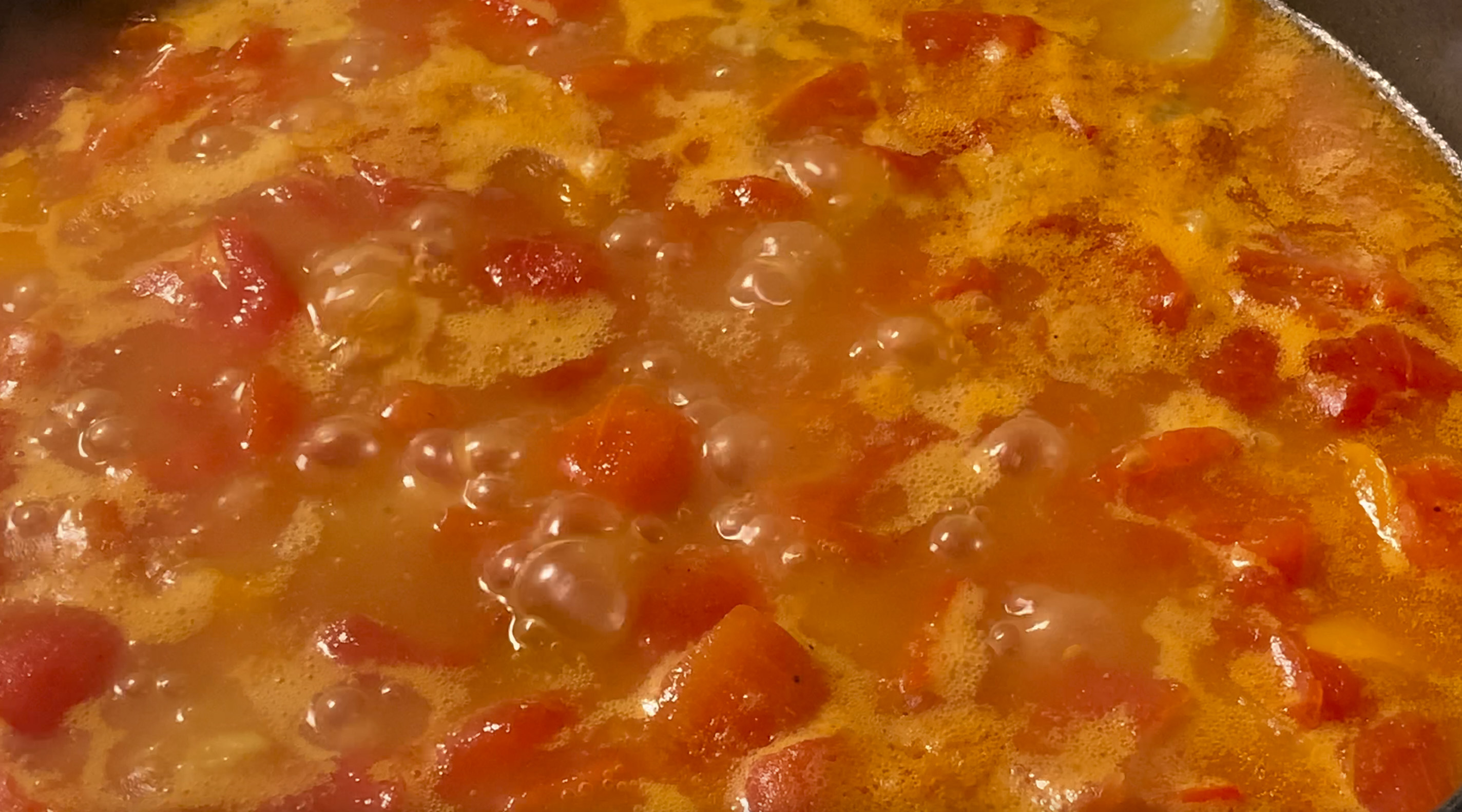 토마토 카레가 보글보글 끓고 있다